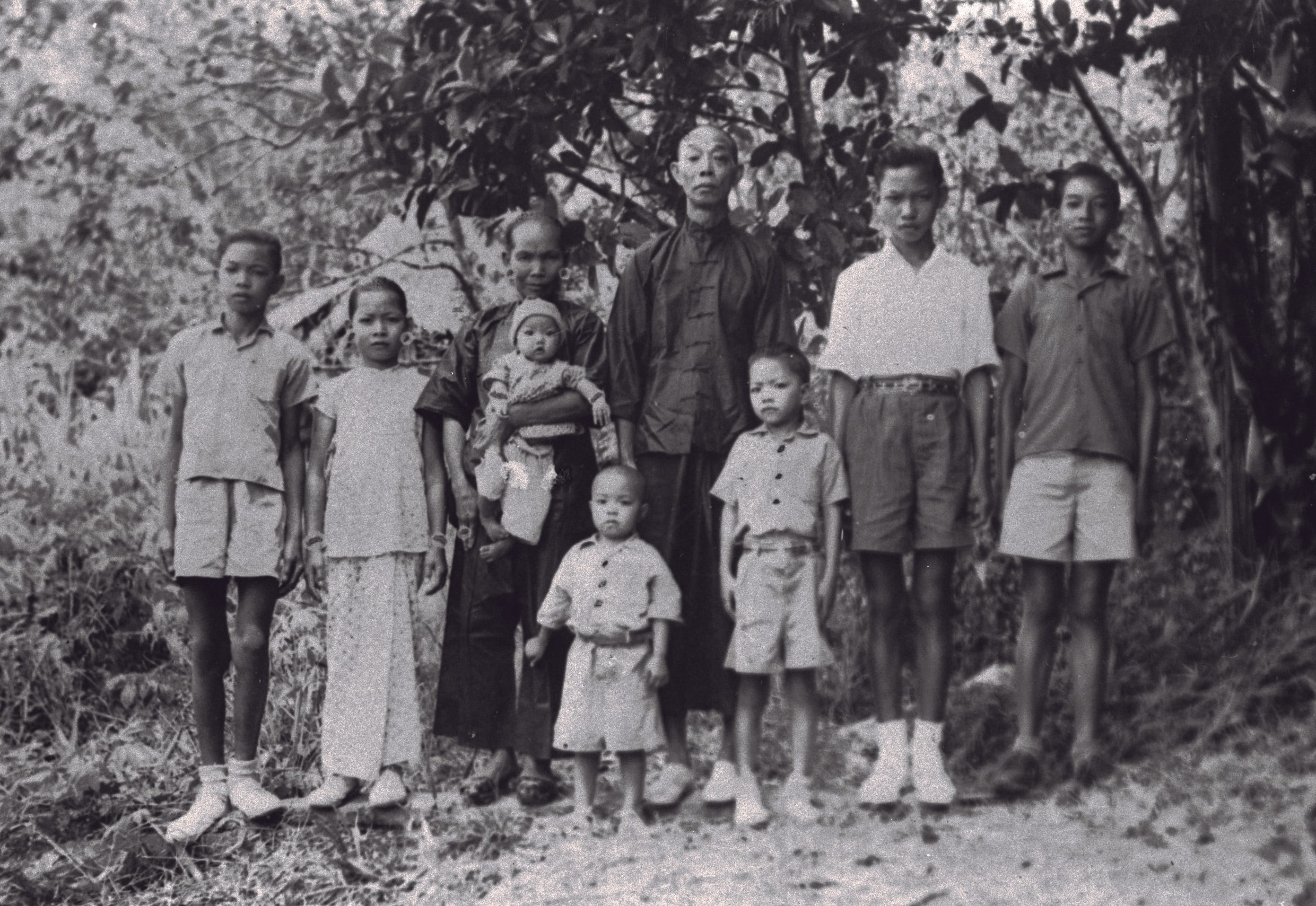 Photograph of a Chinese family, 1900. Courtesy of National Archives Singapore.